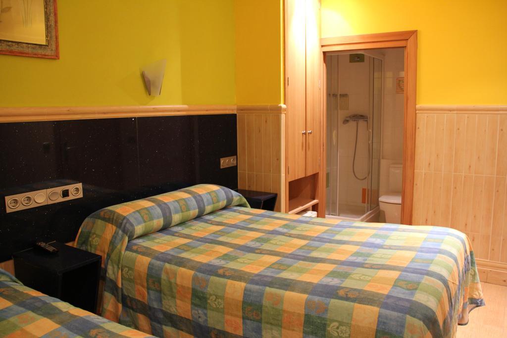 Pension Izar Bat San Sebastian Room photo